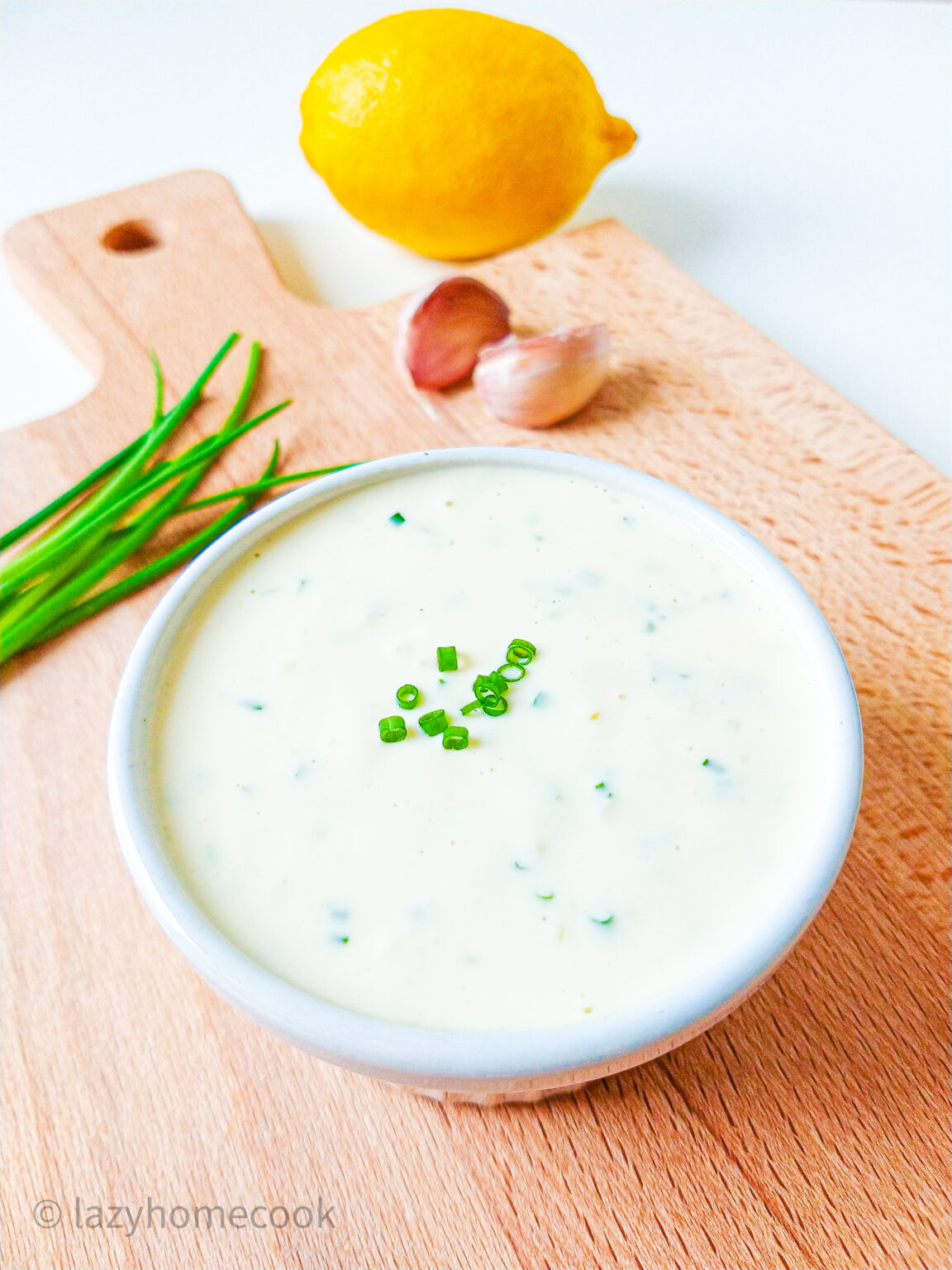 HOMEMADE GARLIC SAUCE WITH YOGURT and chives Lazyhomecook