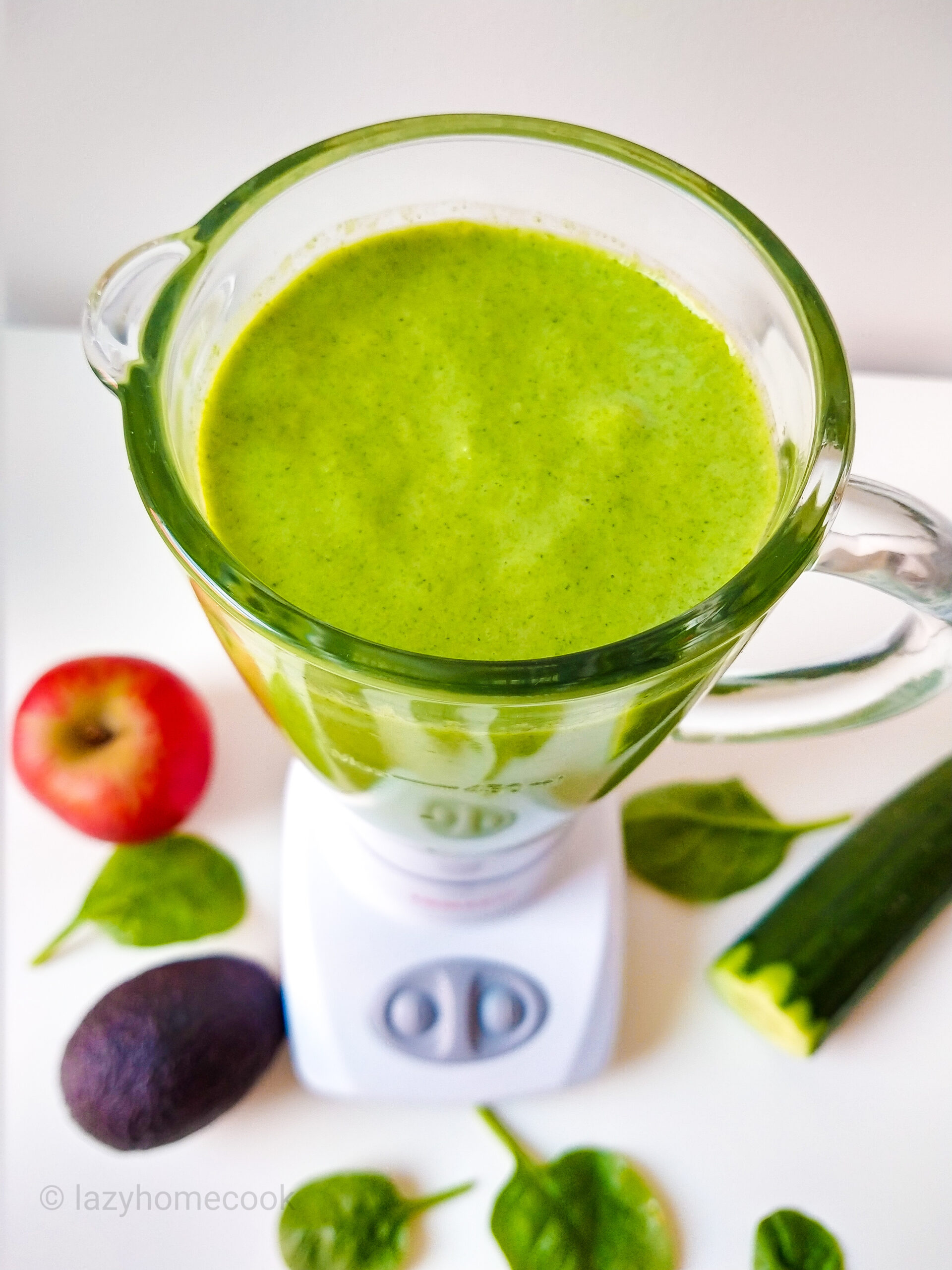 Apple, avocado, spinach and cucumber green smoothie