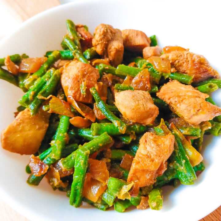 Chicken and long beans (Surinamese style)