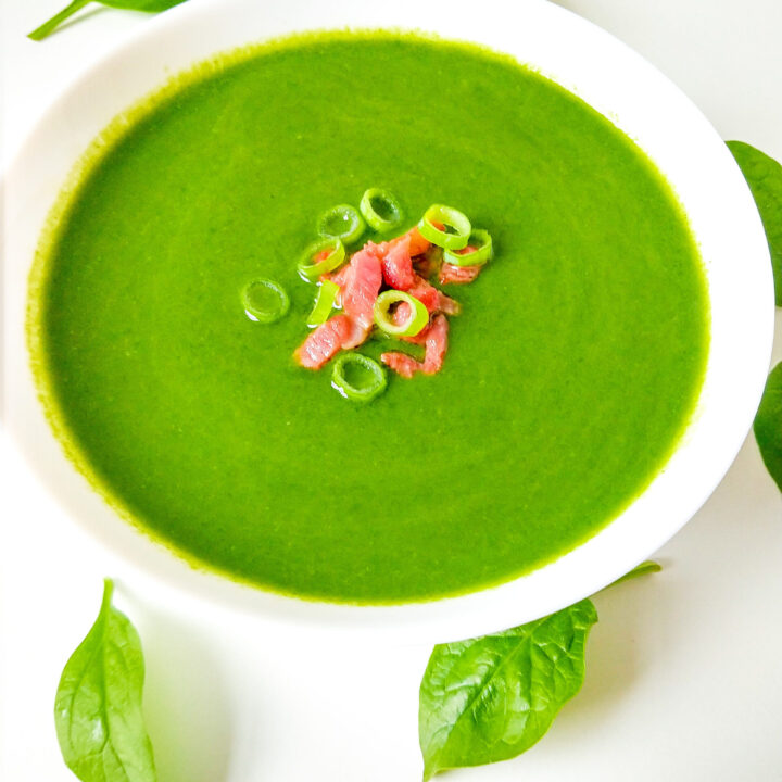 Spinach soup with bacon and spring onions