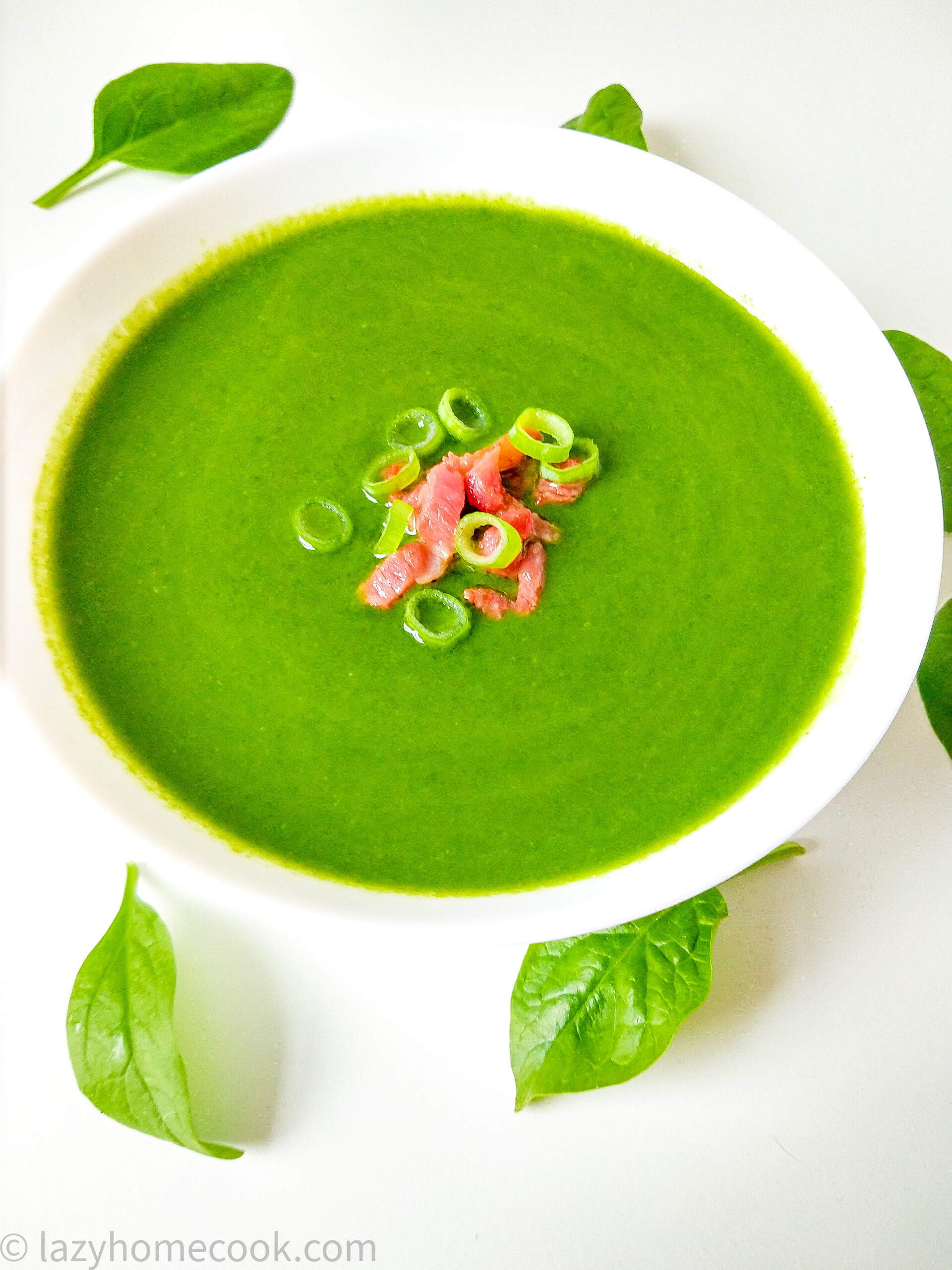Spinach soup with crispy bacon
