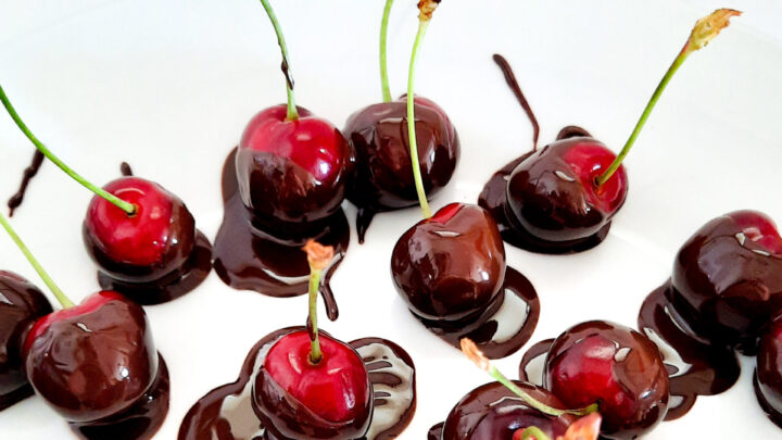 Cherries dipped in dark chocolate - Lazyhomecook